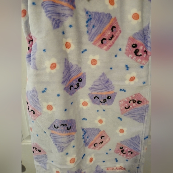 Betsey Johnson NWT 50 × 70 Inch Plus Throw -Adodable Cupcakes - Picture 4 of 5